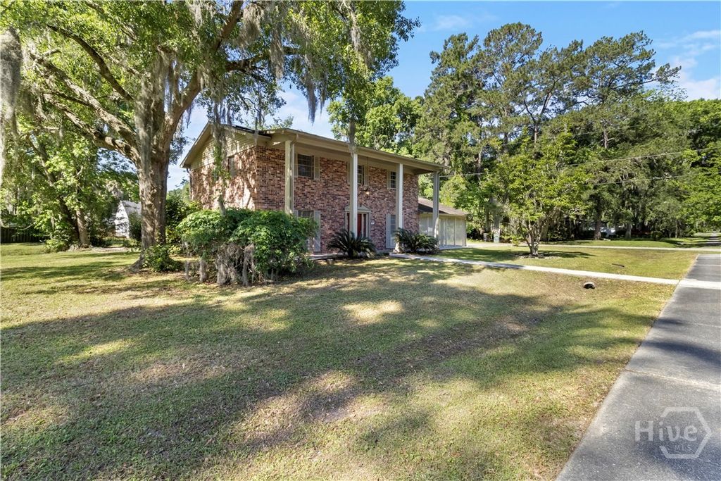 Image 3 of property listing at 701 Lee Boulevard, Savannah, GA 31405