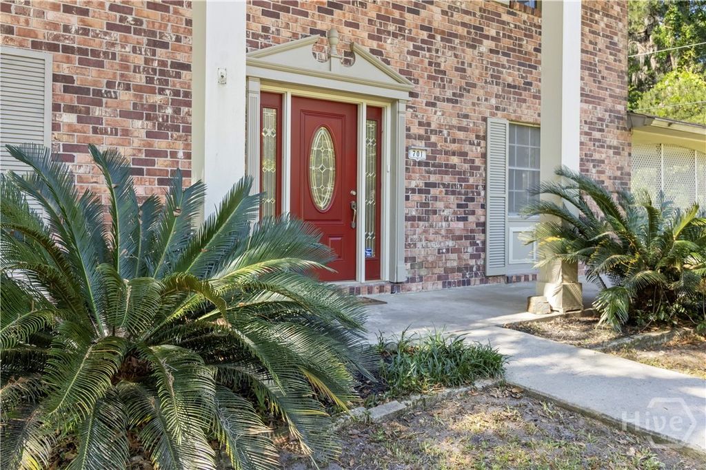 Image 4 of property listing at 701 Lee Boulevard, Savannah, GA 31405