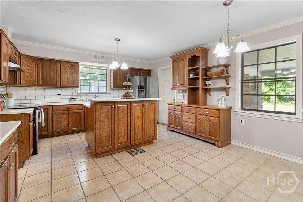 Image 9 of property listing at 701 Lee Boulevard, Savannah, GA 31405