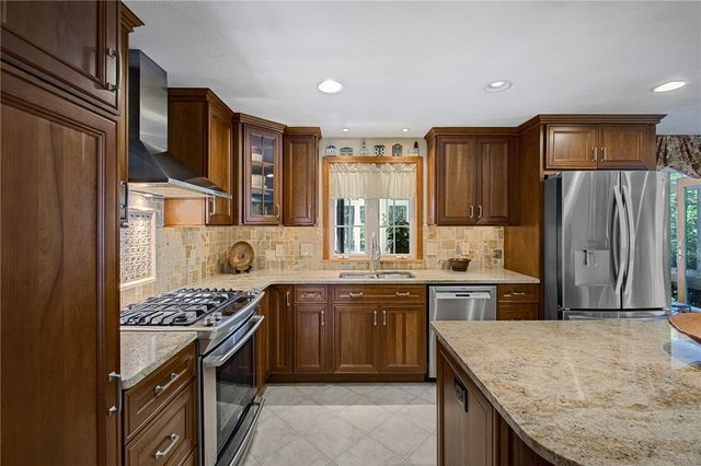 5 Lauretta Lane, Lincoln, RI 02865