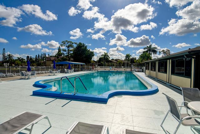 334 Pine Ridge Circle B-1, Greenacres, FL 33463