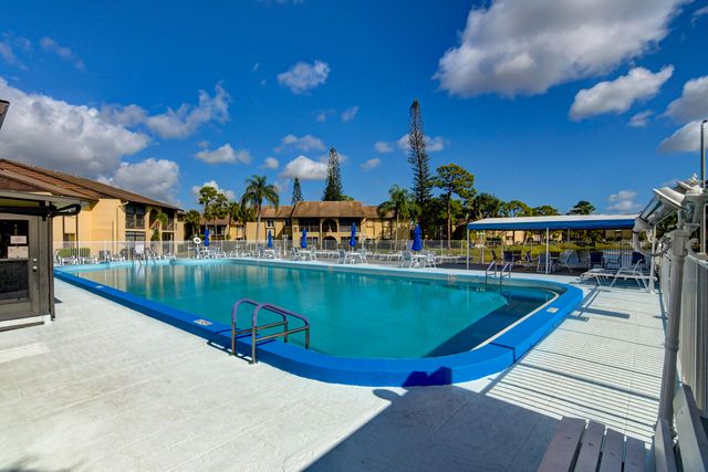 334 Pine Ridge Circle B-1, Greenacres, FL 33463