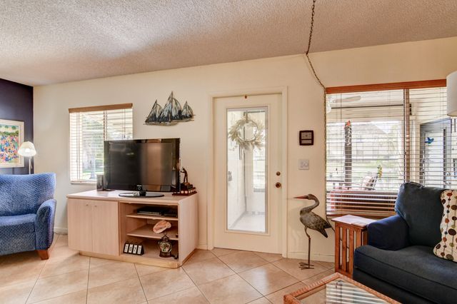 334 Pine Ridge Circle B-1, Greenacres, FL 33463