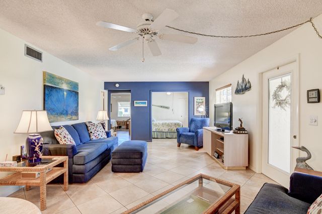 334 Pine Ridge Circle B-1, Greenacres, FL 33463