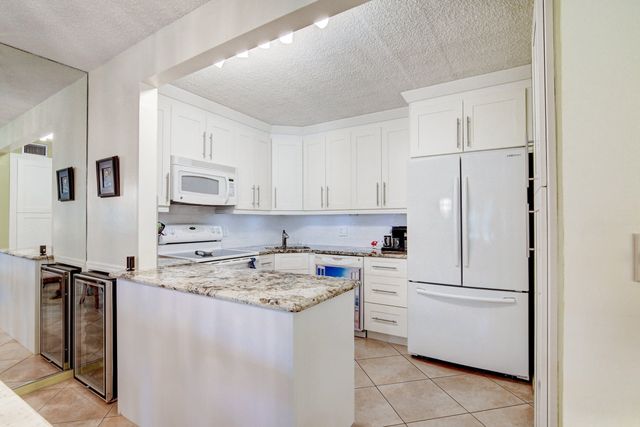 334 Pine Ridge Circle B-1, Greenacres, FL 33463