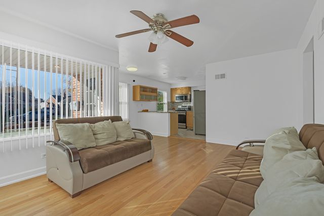 8239 N NEW ENGLAND Avenue, Niles, IL 60714