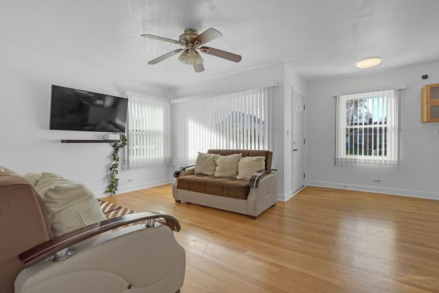 8239 N NEW ENGLAND Avenue, Niles, IL 60714