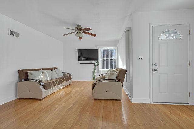 8239 N NEW ENGLAND Avenue, Niles, IL 60714