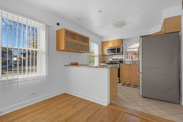 8239 N NEW ENGLAND Avenue, Niles, IL 60714