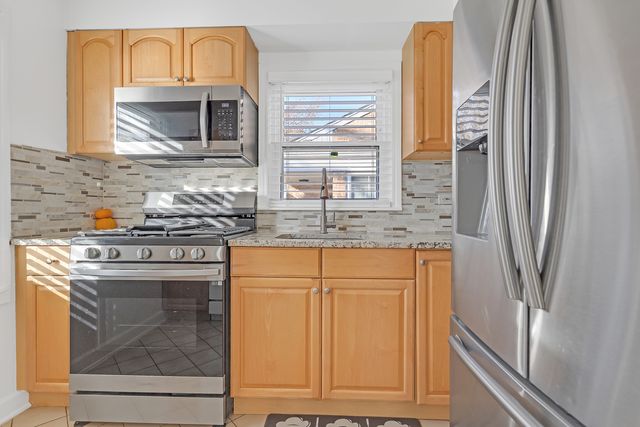 8239 N NEW ENGLAND Avenue, Niles, IL 60714