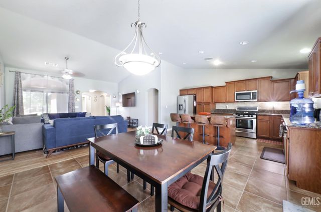 9514 Midnight Creek Way, Bakersfield, CA 93311