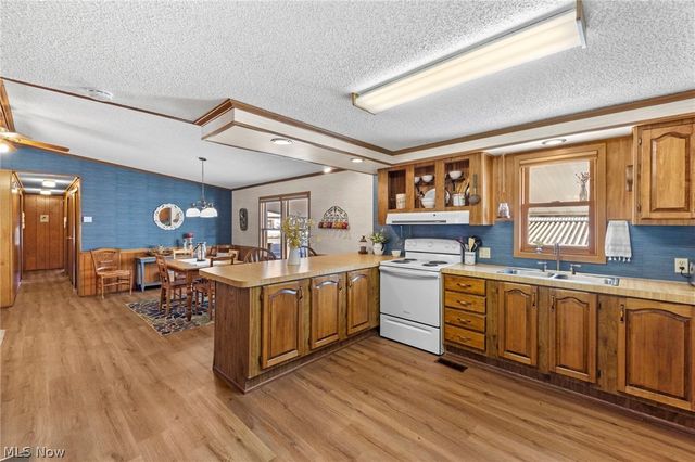 22 Lees Lane, Olmsted Twp, OH 44138