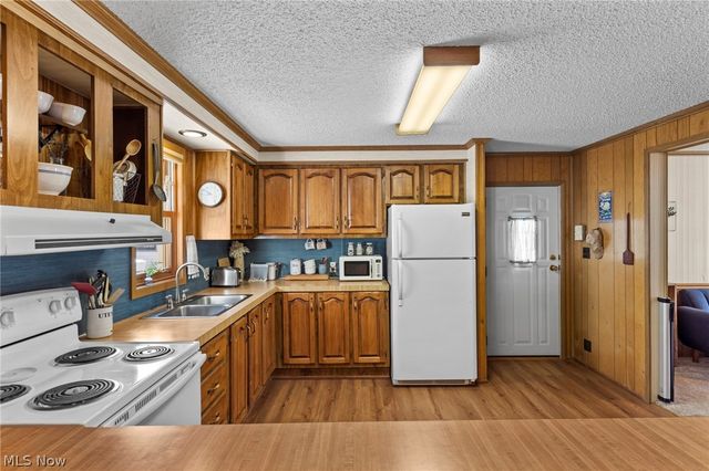 22 Lees Lane, Olmsted Twp, OH 44138