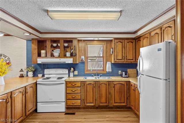 22 Lees Lane, Olmsted Twp, OH 44138