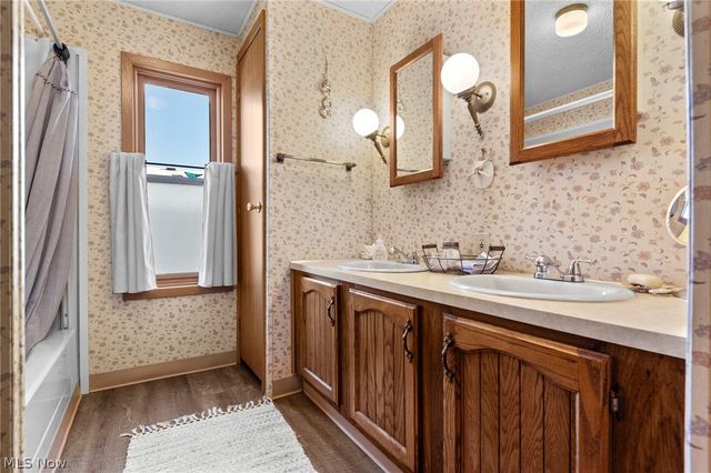 22 Lees Lane, Olmsted Twp, OH 44138