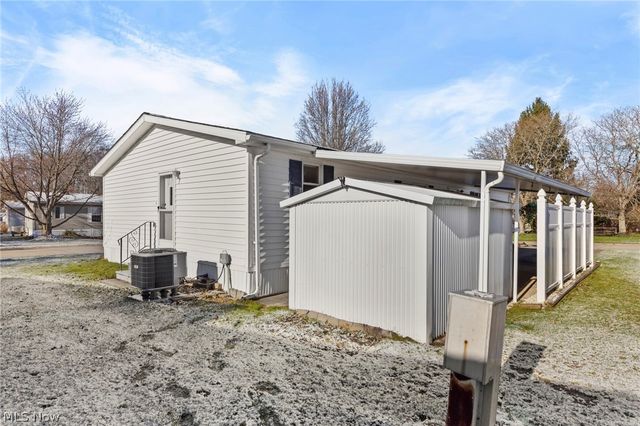 22 Lees Lane, Olmsted Twp, OH 44138