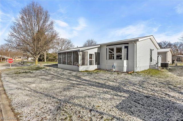 22 Lees Lane, Olmsted Twp, OH 44138