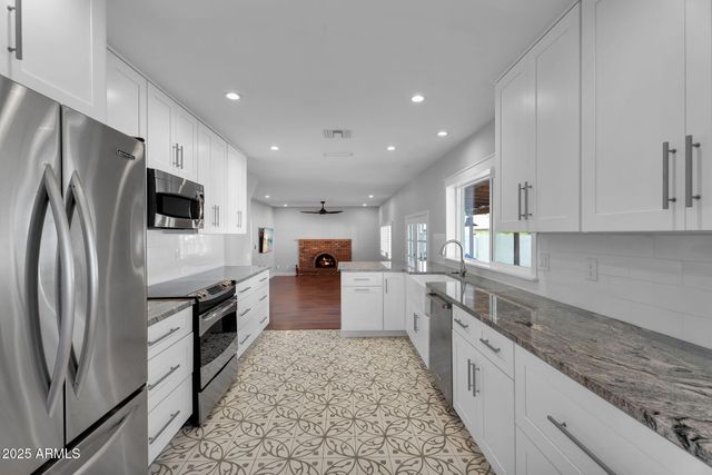 2542 W NOPAL Avenue, Mesa, AZ 85202