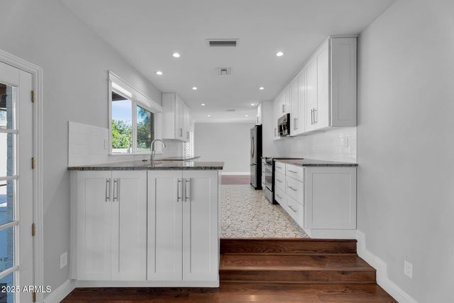 2542 W NOPAL Avenue, Mesa, AZ 85202
