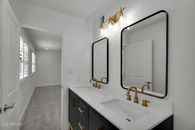 2542 W NOPAL Avenue, Mesa, AZ 85202