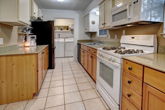 121 Pony Grass LN, Bastrop, TX 78602