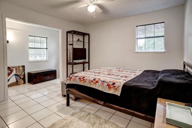 121 Pony Grass LN, Bastrop, TX 78602