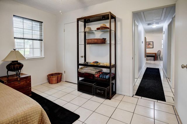 121 Pony Grass LN, Bastrop, TX 78602