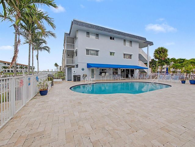 111 Doolen Court 104, North Palm Beach, FL 33408