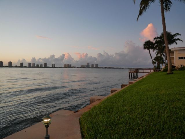 111 Doolen Court 104, North Palm Beach, FL 33408