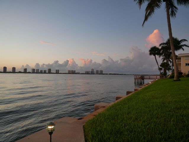 111 Doolen Court 104, North Palm Beach, FL 33408