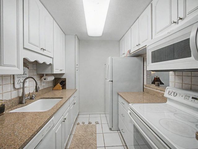 111 Doolen Court 104, North Palm Beach, FL 33408
