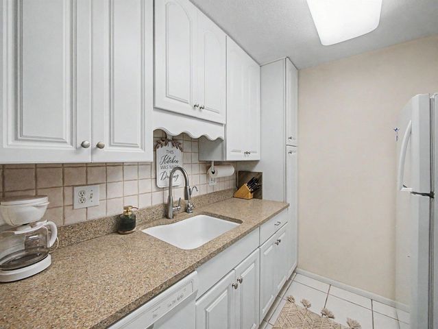 111 Doolen Court 104, North Palm Beach, FL 33408