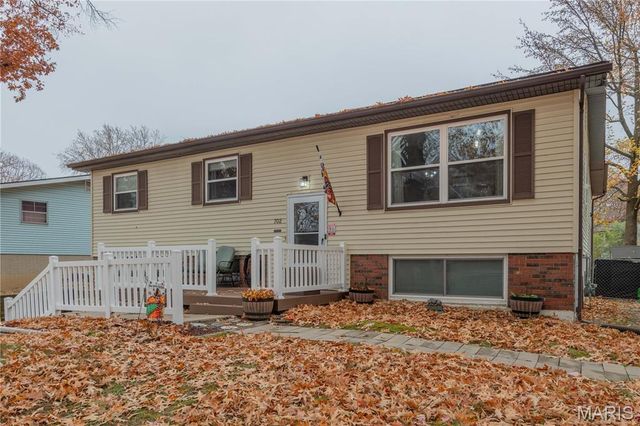 702 Saint Anthony Drive, Godfrey, IL 62035