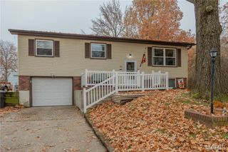 702 Saint Anthony Drive, Godfrey, IL 62035