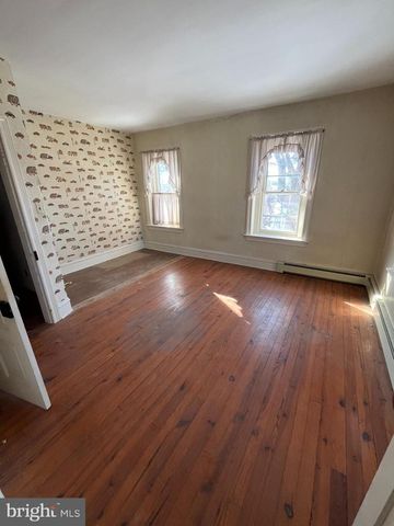 131 JEFFERSON ST, East Greenville, PA 18041