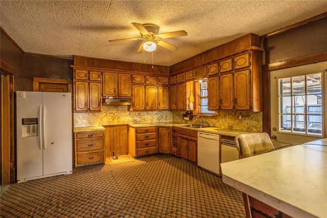 607 E C Street, Arapaho, OK 73620