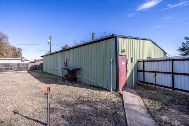 607 E C Street, Arapaho, OK 73620