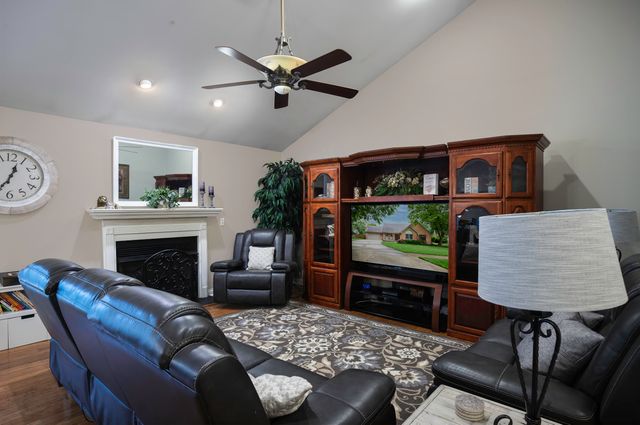 453 Gleneagles Way, Versailles, KY 40383