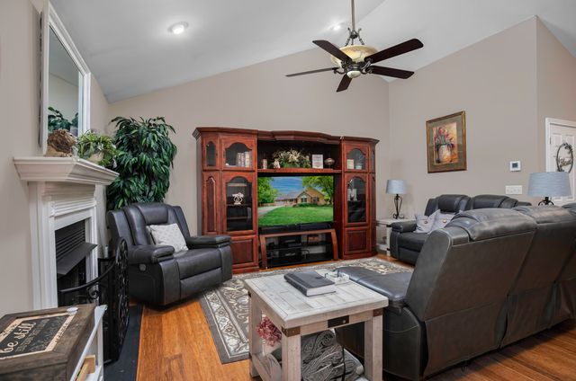 453 Gleneagles Way, Versailles, KY 40383