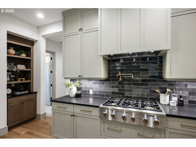 2424 GLENMORRIE Dr, Lake Oswego, OR 97034