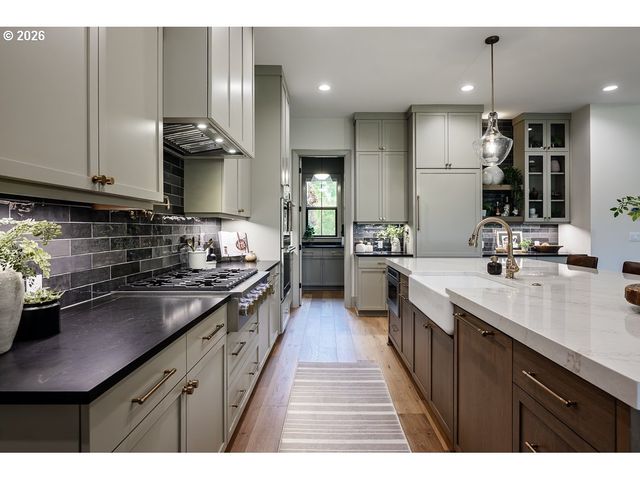 2424 GLENMORRIE Dr, Lake Oswego, OR 97034