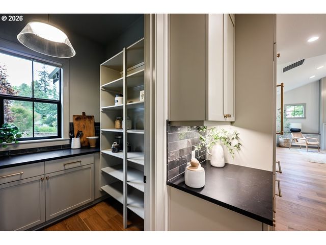 2424 GLENMORRIE Dr, Lake Oswego, OR 97034