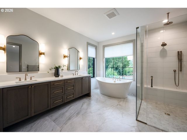 2424 GLENMORRIE Dr, Lake Oswego, OR 97034