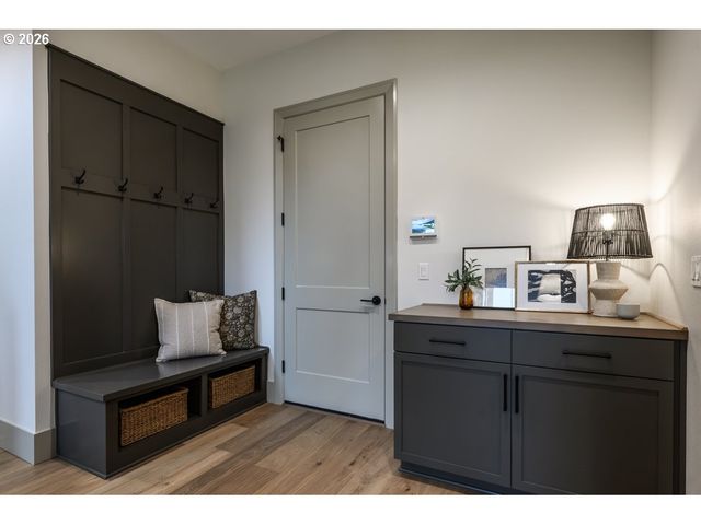 2424 GLENMORRIE Dr, Lake Oswego, OR 97034