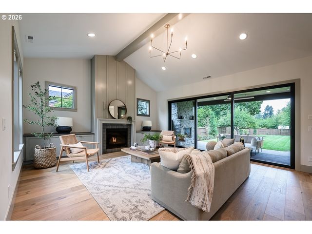 2424 GLENMORRIE Dr, Lake Oswego, OR 97034