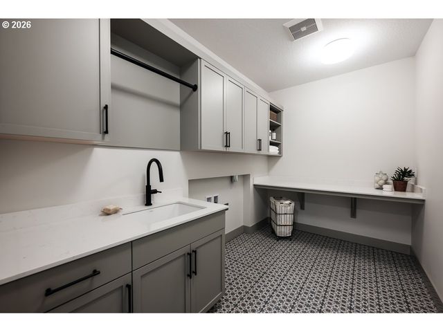 2424 GLENMORRIE Dr, Lake Oswego, OR 97034
