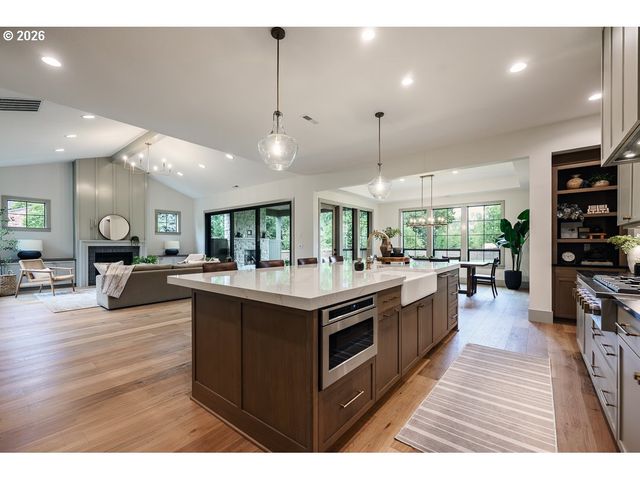 2424 GLENMORRIE Dr, Lake Oswego, OR 97034