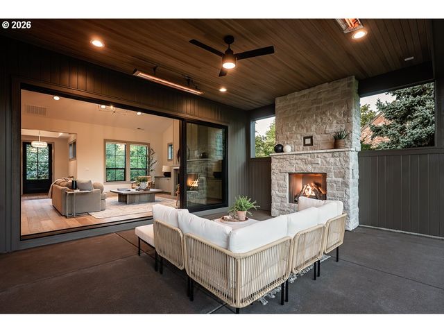 2424 GLENMORRIE Dr, Lake Oswego, OR 97034