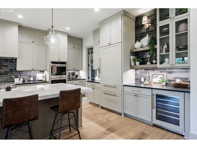 2424 GLENMORRIE Dr, Lake Oswego, OR 97034