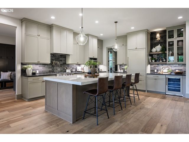 2424 GLENMORRIE Dr, Lake Oswego, OR 97034